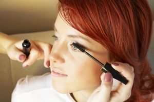 Soczewki kontaktowe a makijaż do żęs