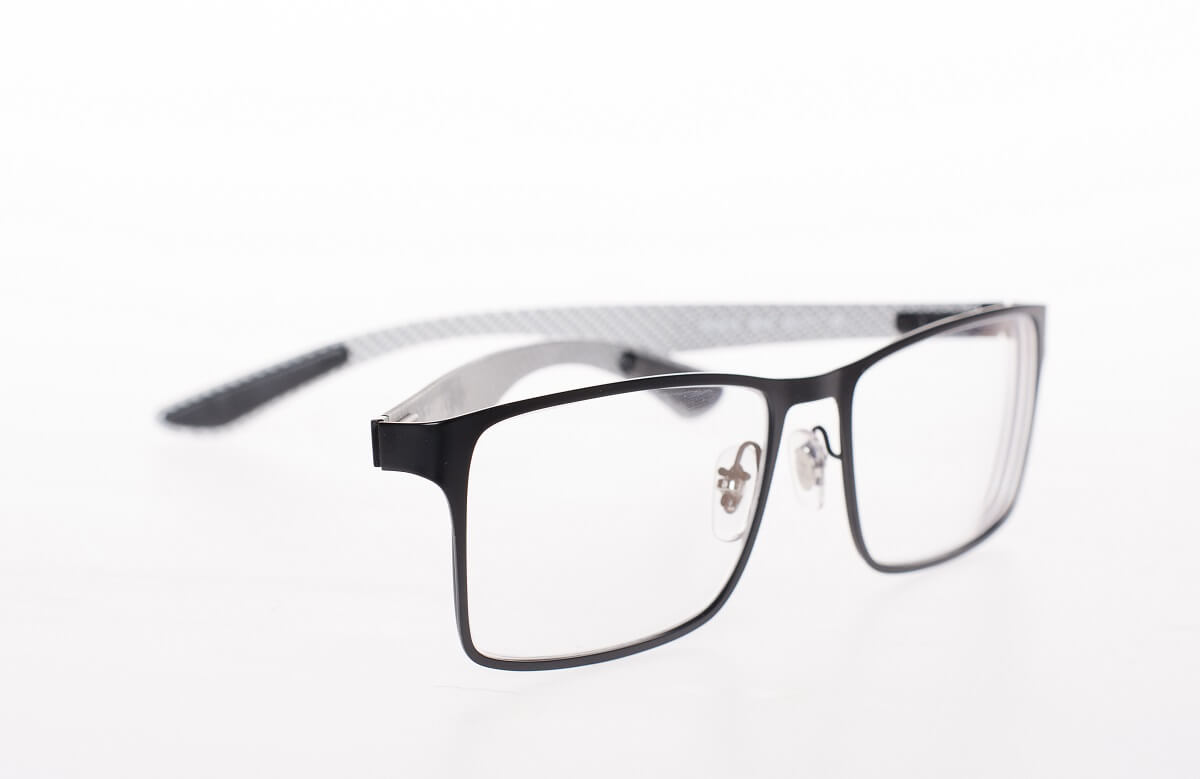 Co jest lepsze – okulary czy soczewki kontaktowe?